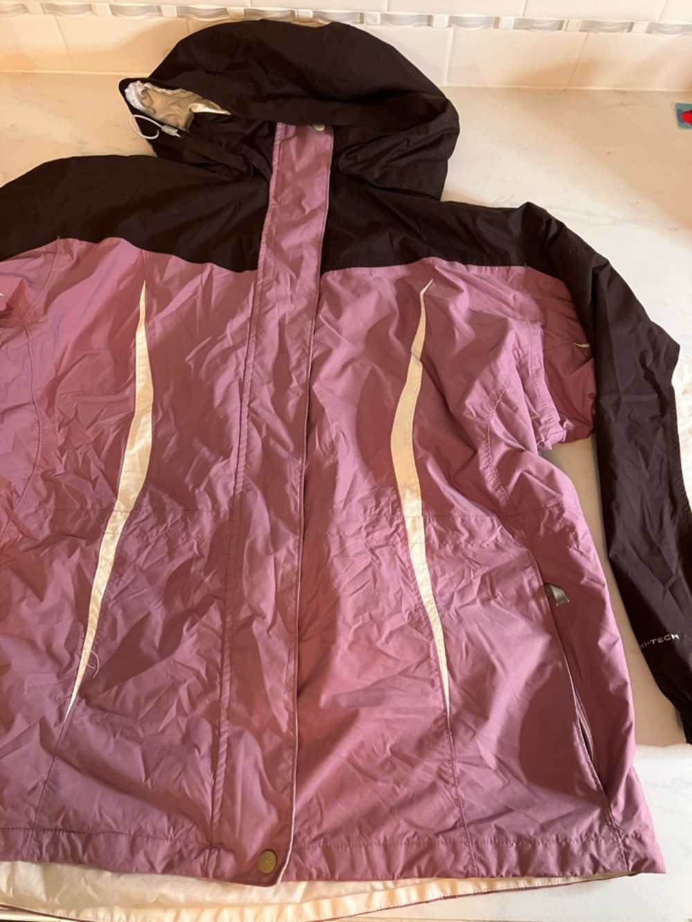Columbia Women's Ski Jacket in Plum and pink with White Accents. Zip up. EUC!